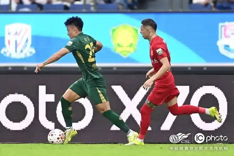 欧冠对决：拜仁慕尼黑 VS AC米兰